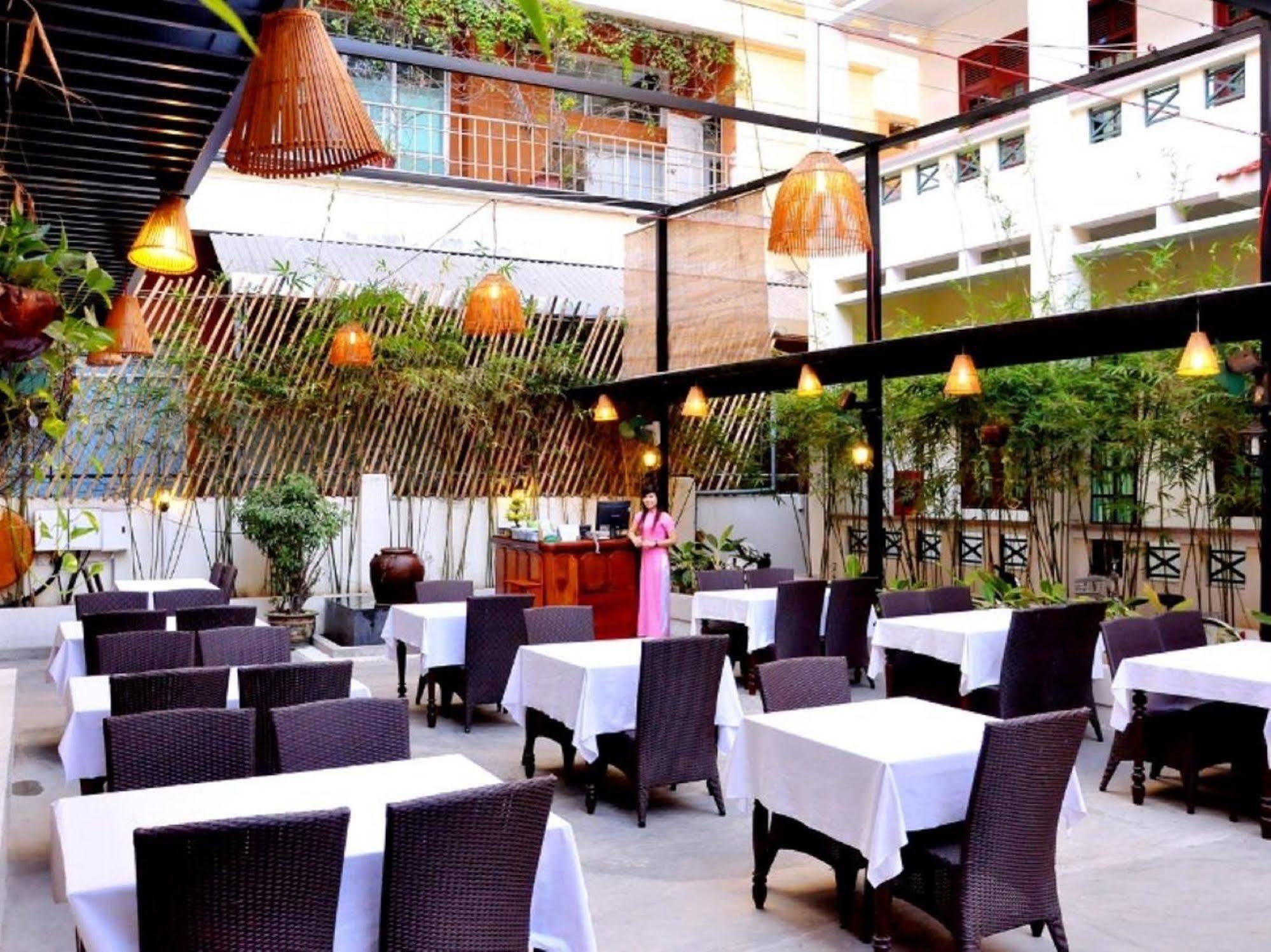 Oyo 381 Tuyet Mai Hotel Nha Trang Dış mekan fotoğraf