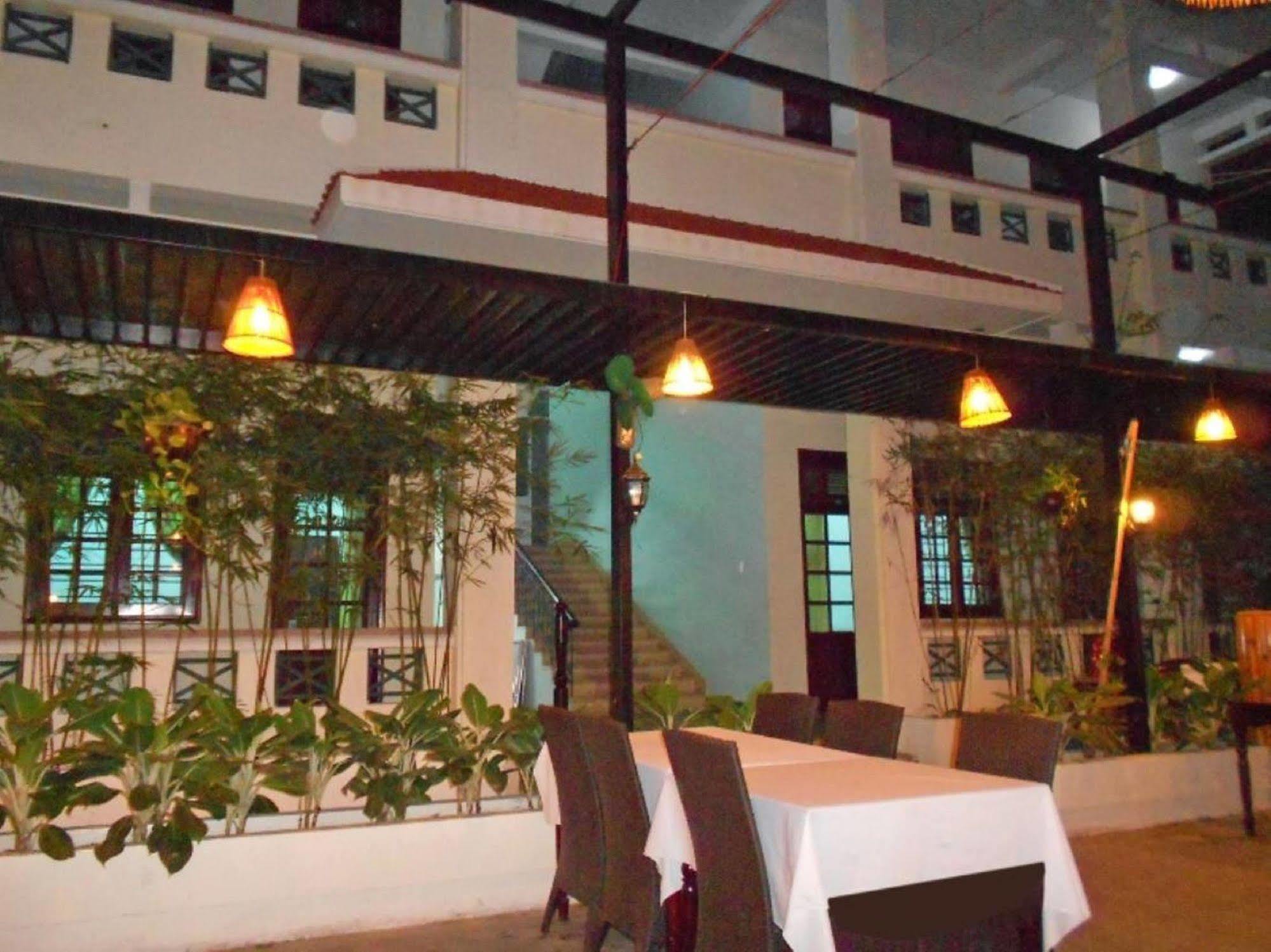 Oyo 381 Tuyet Mai Hotel Nha Trang Dış mekan fotoğraf